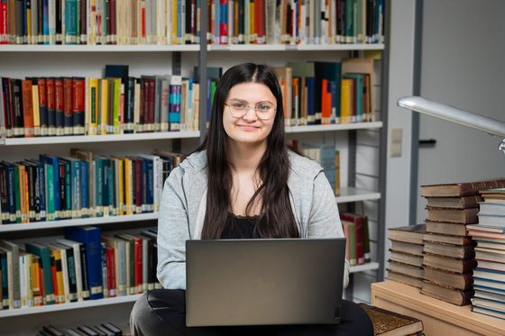 Die angehende Fachangestellte für Medien- und Informationsdienste (FaMI) der Fachrichtung Medizinische Dokumentation digitalisiert Patientendokumente.