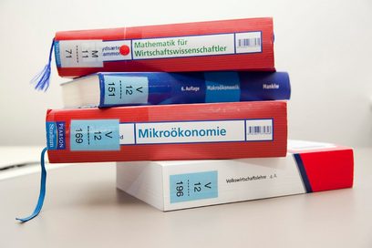 Bücher über Volkswirtschaftslehre (Foto: Sonja Trabandt)