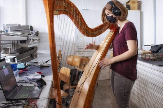 Studentin Franca bei der Arbeit an ihrem Elektronik-Projekt, dem Umbau ihrer akustischen Harfe zu einer &quot;Midi-Harfe&quot;