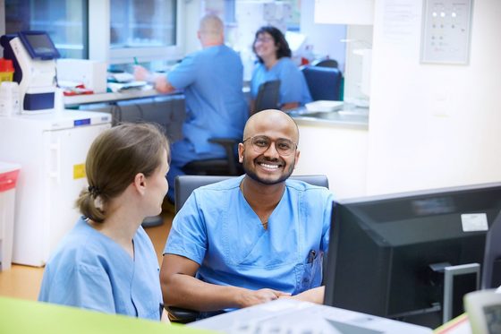 Gesundheits- und Kinderkrankpfleger Daniel Joseph Paul bei der Arbeit im Krankenhaus..