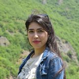Fatemeh Raeika Vahedi vor einem Hügel