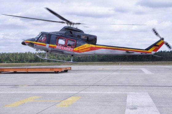 Das Foto zeigt einen Helikopter mit Notarztaufschrift im Landeanflug. Foto: Martina Striegl