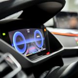 Digitaler Tachometer in einem Auto.