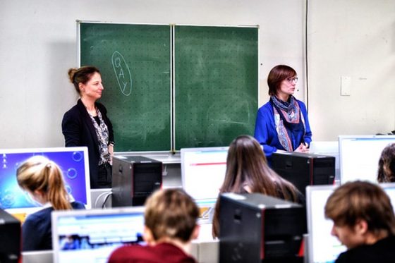 Eine Schulklasse wird im PC-Raum unterrichtet. (Foto: Hans-Martin Issler)