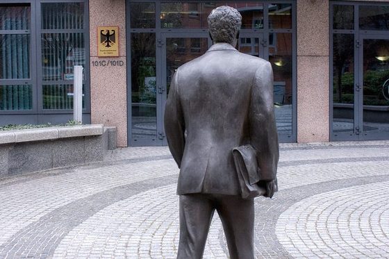 Foto von einer Statue, die so aussieht wie ein Mensch, der in ein Ministerium geht. (Foto: Sonja Trabandt)