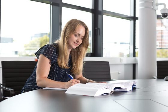 Eine Studentin bei der Arbeit in einem Besprechungsraum.