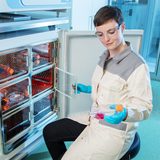 Biologielaborantin Peggy holt eine Flüssigkeit aus einem Kühlschrank. (Foto: Bayer AG, Di Matti)