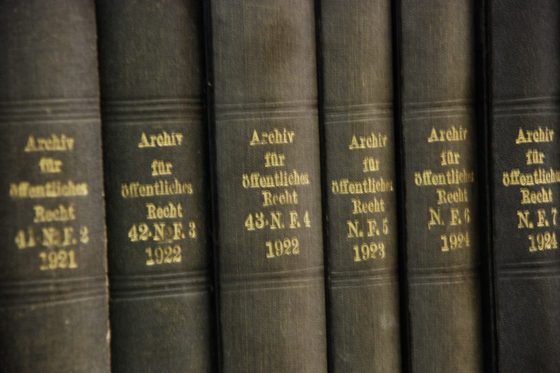 juristische Fachbücher in einer Bibliothek