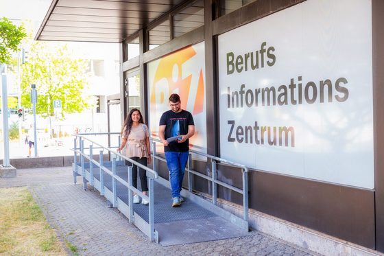 Ein junger Mann und eine junge Frau stehen im Eingangsbereich des BIZ Fürth.