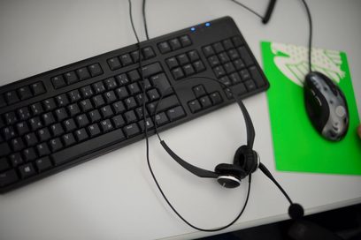 Tastatur mit Headset und Mouse