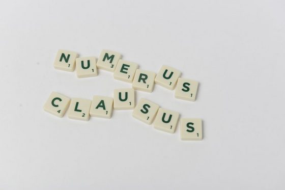 Das Wort Numerus Clausus ist aus Buchstabenklötzen gelegt.