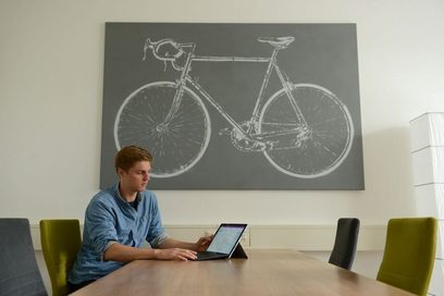 Ein Mann arbeitet im Büro an seinem Laptop.