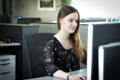Eine junge Frau sitzt am PC. Foto. Johannes Simon (Foto: Johannes Simon)
