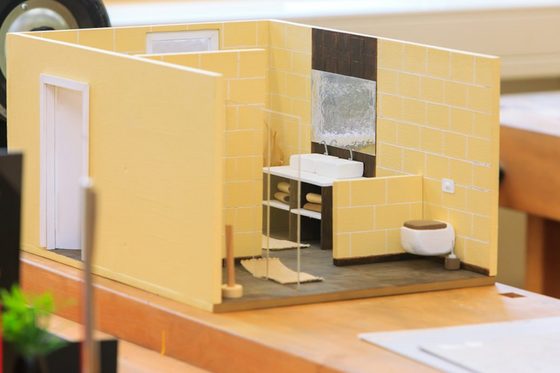 Ein Mini-Modell eines Raums mit Mini-Möbeln zur beispielhaften Gestaltung einer Inneneinrichtung.