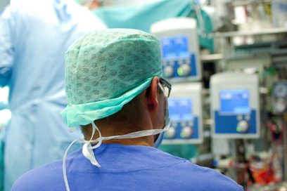 Ein Arzt sieht in einem Operationssaal auf mehrere Bildschirme. (Foto: Jessica Braun)
