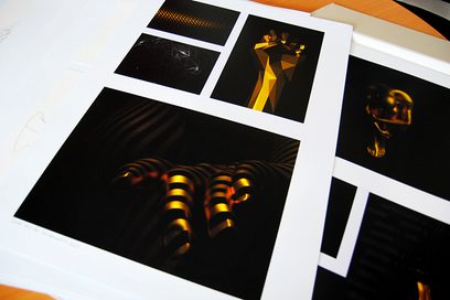 Eine Bewerbungsmappe mit einheitlichen, gold-schwarzen Fotografien.