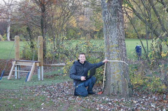 Maximilian Unterberger misst den Umfang eines Baumstamms. (Foto: David Kreisler)