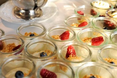 Glasschälchen mit weißer Creme und Früchten als Dekoration (Foto: Ria Kipfmüller)