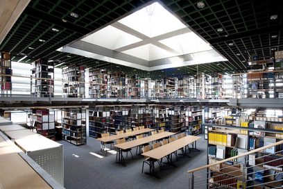 Eine leere Uni Bibliothek.