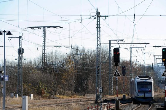 Mehrere Gleise, ein heranfahrender Zug (Foto: Christoph Stache | Bundesagentur für Arbeit)