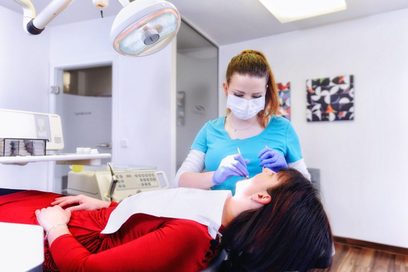 Eine Zahnärztin untersucht ihre Patientin. Foto: Julien Fertl