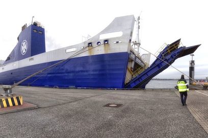 Ein Schiff liegt im Dock und wird für den Transport vorbereitet.