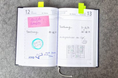 Ein offener Kalender mit Terminen