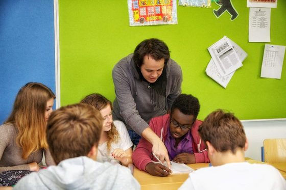 Ein Lehrer erklärt seinen Schülern etwas. Foto: Sonja Brüggemann