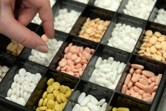 Eine Auswahl an Medikamenten in Form von Tabletten.