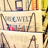 Ein Zeitungsständer mit verschiedenen Tageszeitungen