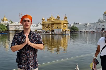 Student Lukas Driever vor einem Bauwerk in Indien. 