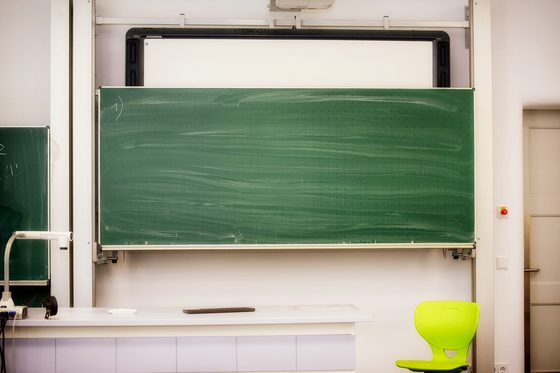 Eine Tafel und ein Whiteboard in einem Klassenzimmer.