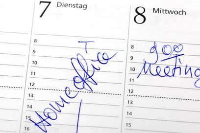 In einem Kalender sind die Begriffe „Homeoffice" und „Meeting" handschriftlich eingetragen. (Foto: Martin Rehm)