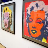 Eine Wand mit bunten Bildern des Künstlers Andy Warhols von Marilyn Monroe.  (Foto: Martin Rehm)