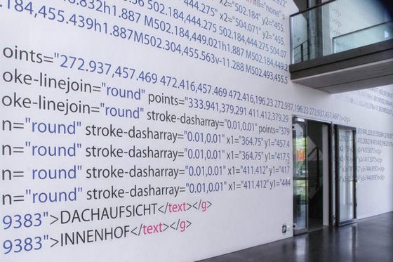 HTML-Text auf einer Wand (Foto: Jessica Braun)