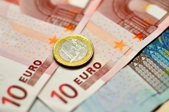 10- und 20-Euro-Scheine und eine Ein-Euro-Münze liegen auf einem Tisch.