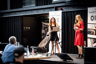 Laura Bücheler und Isabella Hillmer stehen auf einer Bühne und nehmen den Preis entgegen. (Foto: Porsche AG)