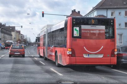 Ein Bus auf der Straße, von hinten fotografiert (Foto: Heidrun Hönninger)