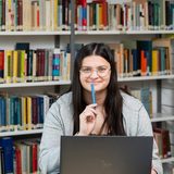 Die angehende Fachangestellte für Medien- und Informationsdienste lernt den Umgang mit verschiedenen Programmen.