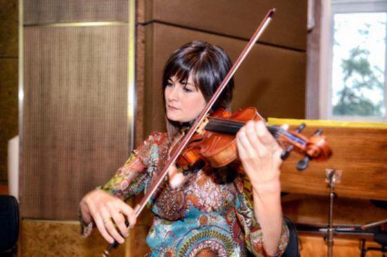 Konzertmusikerin übt an ihrer Geige.