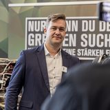 Maximilian steht an einem Messestand der Bundeswehr.