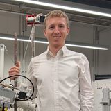 Fabian B. vor einem Robotermodell
