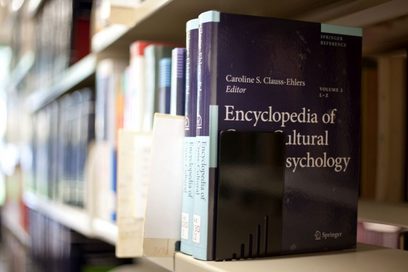 Buchregal in der Bibliothek (Foto: Axel Jusseit)