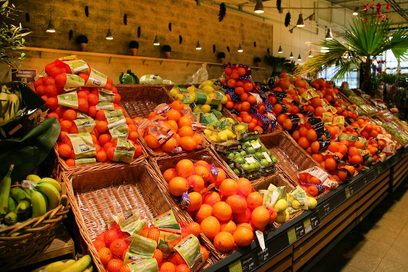 Eine Auslage mit verschiedenen Obstsorten in einem Supermarkt.