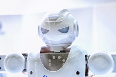 Weißer Spielzeugroboter vor weißem Hintergrund 