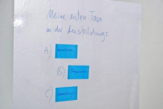 Auf einem Zettel steht, was für die ersten Tage der Ausbildung wichtig ist