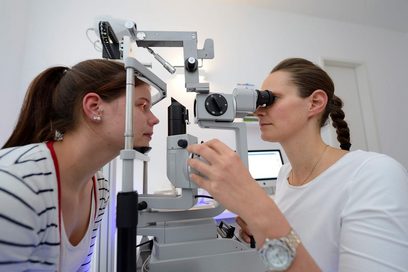 Eine Augenärztin untersucht eine Patientin
