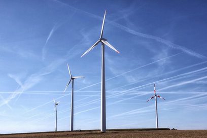 Ein Foto von mehreren Windkraftanlagen