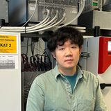 Portraitbild von Dong-Seok Oh vor einer technischen Anlage. 