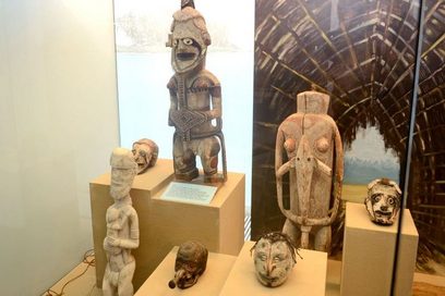 Fernöstliche Skulpturen in einer Museumsvitrine